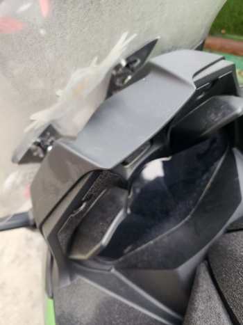 st250前面板卡扣硬联接目前才4000公里断了
