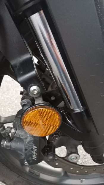 NX400右前减震漏油