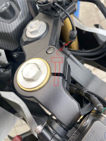 春风250SR MY22右车把固定螺栓脱落