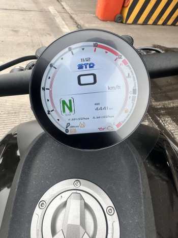 钱江闪600购买的新车，行驶4441公里的时候突然发动机漏油，排气筒冒大烟，当时在高速上，险些酿成安全事故