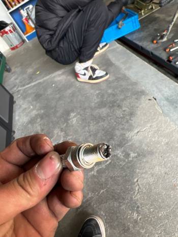 正常行驶中  突然熄火  后检查火花塞打掉了
