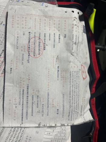 车辆正常行驶中出现仪表重启，车辆熄火，相当于整套系统全部重启仪表显示不出油量联系4s店说必须在钱江全程保养才行，这严重违反了国家三包法规定