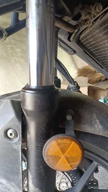 本田CB400X前减震严重漏油