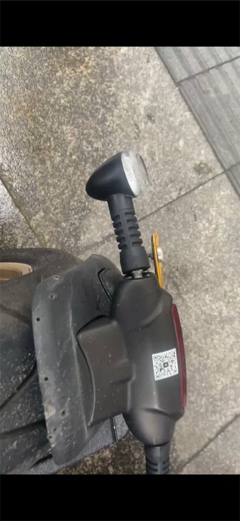 奔达拿破仑后尾灯断裂